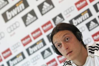 Özil, ayer durante la rueda de prensa que ofreció en Valdebebas (Foto: J.J. GUILLÉN)