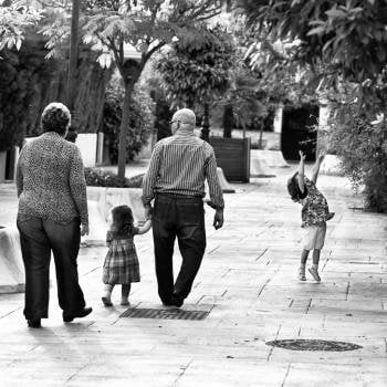 Los abuelos dedican casi una jornada laboral en cuidar a sus nietos (Foto: Archivo)