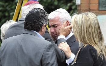 Mitch, padre de la cantante, en el funeral de su hija (Foto: A.RAIN)