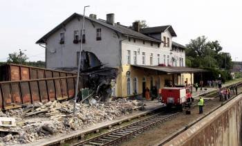Vista de cómo quedó el edificio de la estación ferroviaria de Zwierzyn, tras ser embestido por un tren de mercancias (Foto: EFE)