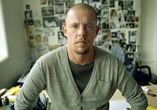 El diseñador Alexander McQueen (Foto: Archivo EFE)