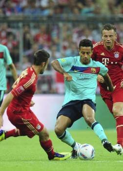 Thiago intenta escapar de los defensores del Bayern Contento y Olic (Foto: MARC MUELLER)