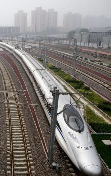 Un tren de alta velocidad sale de la Estación Sur de Pekín (China) (Foto: EFE)