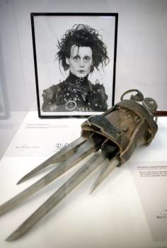 Imagen una de las manos articuladas que el actor Johnny Depp utilizó en la película 'Eduardo Manostijeras' y que forma parte de la muestra 'ExpoSyfy. (Foto: EFE)