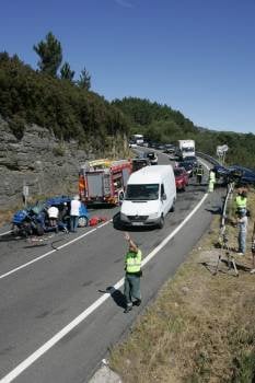 Accidente mortal, ocurrido el miércoles bajo una cerrada curva de la carretera N-541. (Foto: MARCOS ATRIO)