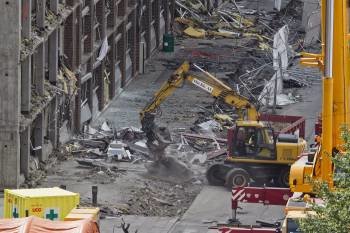 Tareas de limpieza en la zona afectada por la explosión contra la sede gubernamental en Oslo.  (Foto: BERIT ROALD)