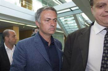 El entrenador del Real Madrid, el portugués José Mourinho (c), a su llegada a la vista del comité de Apelación de la UEFA (Foto: EFE)