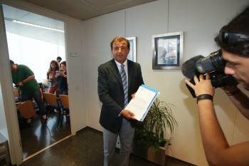 Guerra muestra el informe que remitió al Gobierno, ayer en Vigo.