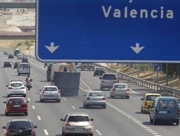 Tráfico fluido en la autopista que une Madrid con Valencia, en la tarde de ayer. (Foto: MANUEL H. DE LEÓN)