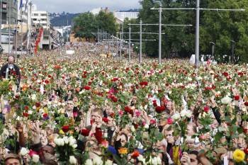 Una multitud muestra rosas en Oslo, durante el acto para recordar a las 76 víctimas del atentado. (Foto: ERLEND )