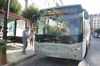 Autobús interurbano que comunica el Concello de Barbadás con la ciudad. (Foto: MARCOS ATRIO)