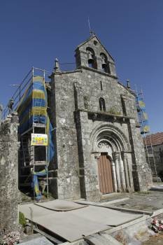 Los andamios aún están colocados en los muros de la iglesia de Treboedo. (Foto: MIGUEL ÁNGEL)