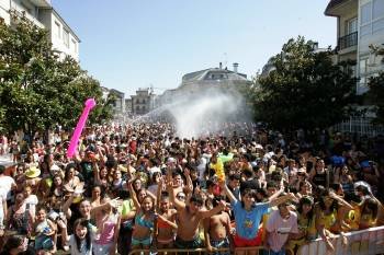 Cientos de personas se reunieron en Verín para disfrutar por las calles de la localidad al ritmo de los tambores en la Batucada 2011. (Foto: MARCOS ATRIO)