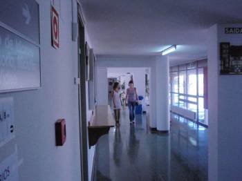 Dos alumnas, en los pasillos de la Facultad de Filoloxía en Santiago de Compostela. (Foto: M.V.=)