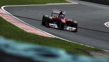 Alonso, trazando una curva en Hungaroring. (Foto: GEORGI LICOVSKI)