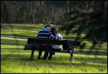 Una pareja, en un parque de Madrid. (Foto: ARCHIVO)