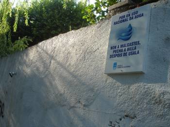 Letrero colocado en las duchas de la Praia Fluvial del Paseo do Malecón.