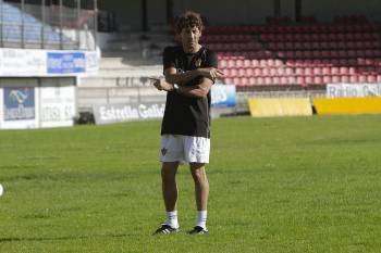 El entrenador vizcaino Patxi Salinas, en uno de los primeros entrenamientos con el Ourense en el campo de O Couto (Foto: MIGUEL ÁNGEL)