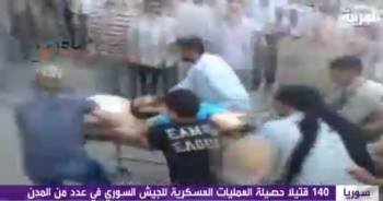 Imagen tomada del canal de televisión Al Arabiya hoy, lunes 1 de agosto de 2011 de varios manifestantes sirios que evacúan a un hombre herido tras la operación del ejército sirio en la ciudad de Hama.