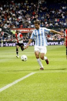 Van Nistelrooy controla el balón