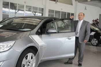 César Caride Álvarez, gerente de Bétula Cars. (Foto: MARTIÑO PINAL)