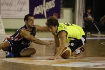 Salva Arco pelea por un balón con un jugador del Tarragona. (Foto: x. fariñas)