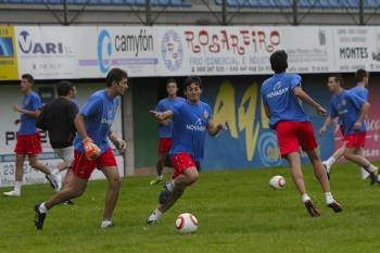 Pablo a punto de golpear el balón ante la presencia de Noguerol, en un entrenamiento (Foto: Archivo)