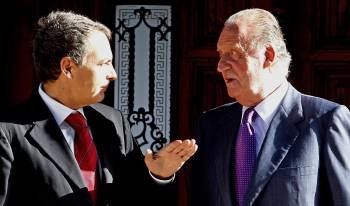 Zapatero con el rey Juan Carlos en el último despacho que mantendrán en Marivent. (Foto: BALLESTERO)