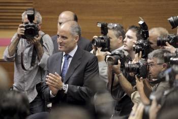 El ex presidente Francisco Camps durante el pleno de investidura de su sucesor, Alberto Fabra. (Foto: MANUEL BRUQUE)