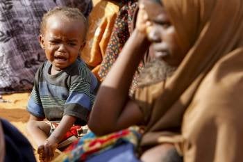 Un niño de una familia de refugiados recién llegados que huyen de la hambruna que golpea a Somalia aguardan para ser recibidos (Foto: EFE)