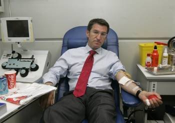 El presidente de la Xunta de Galicia, Alberto Núñez Feijoo, dona sangre en el Centro de Transfusión de Galicia. EFE