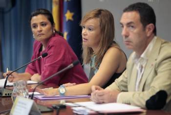 La secretaria de Igualdad, Laura Seara, la ministra Leire Pajín y el delegado de Violencia Miguel Lorente. (Foto: LEONARDO WEN)
