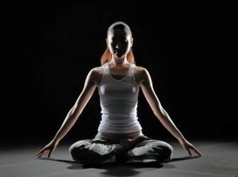 En la imagen, una mujer realiza Yoga para aliviar el dolor de espalda (Foto: Archivo EFE)
