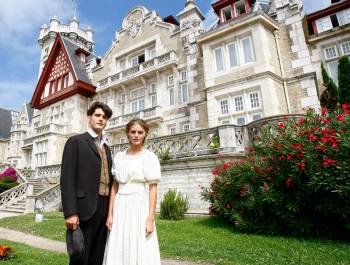 La actriz Amaya Salamanca (d) y el actor Jon Gonzalez, posan juntos en los exteriores del Palacio de la Magdalena de Santander. EFE