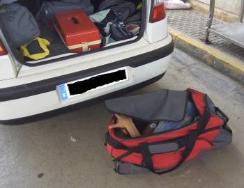  Fotografía facilitada por la Guardia Civil que muestra al inmigrante encontrado por agentes de este cuerpo en el interior de una bolsa de deportes que formaba parte del equipaje de un marroquí, familiar suyo, que pretendía embarcar en el barco de Melilla