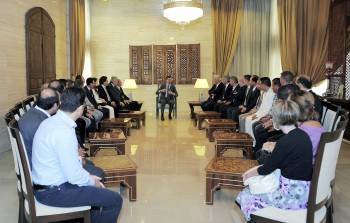 El presidente Sirio al Asad en el centro, en una reunión con la comunidad siria en Italia, ayer. (Foto: Sana)