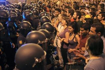 Indignados y policías frente a frente en los accesos a la Puerta del Sol. (Foto: KIKO HUESCA)
