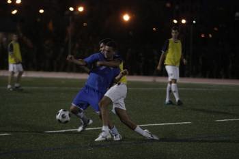 Un jugador del Velle presiona a un rival del Barbadás, en el amistoso disputado en la Universidad. (Foto: XESÚS FARIÑAS)