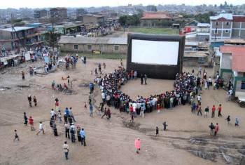 Imagen facilitada por Hot Sun Foundation en la que se observa una pantalla gigante instalada en el barrio de Kibera, en Nairobi, parte del Slum Film Festival (SFF), organizado por España para reflejar la realidad de las favelas de la capital keniana y ofr