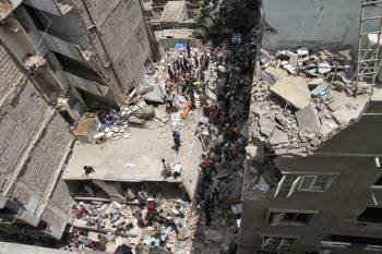 Varios trabajadores de los equipos de rescate buscan a supervivientes después del derrumbe de un edificio residencial en Karachi (Pakistán). EFE