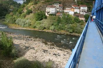 Aspecto que presentaba ayer el río Miño, a la altura de Os Peares, lugar en el que se acometen obras de aprovechamiento hidroeléctrico. (Foto: JOSÉ PAZ)