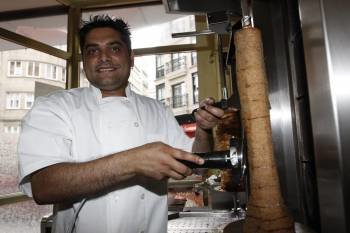 Sukhwinder Sinjh, trabajando en su negocio de comida turca, cumple estos días con el Ramadán (Foto: XESÚS FARIÑAS)