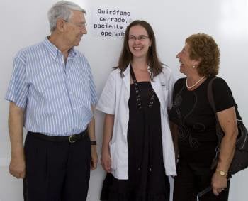 Antonio González, paciente; Mireia Mosquera, del equipo técnico, y Concepción Giménez, esposa y donante (Foto: TONI GARRIGA)