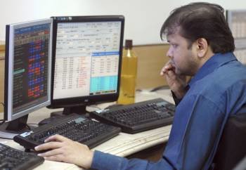 Un corredor de bolsa observa los datos del mercado (Foto: EFE)