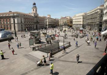 Normalidad en la madrileña Puerta del Sol, tras abrirse esta mañana las bocas de metro y de Cercanías. EFE