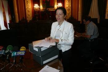 Áurea Soto, con las alegaciones que presenta el Concello a la Xunta, también en formato digital. (Foto: JOSÉ PAZ)