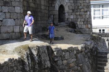 Un visitante y su hijo recorren el interior del Castillo de Ribadavia, en la tarde de ayer. (Foto: MARTIÑO PINAL)