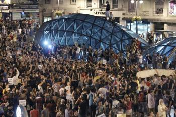 Los  'indignados' en el momento en que volvían a ocupar la Puerta del Sol. (Foto: ALBERTO  MARTÍN)
