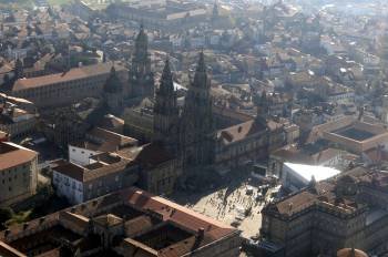 La catedral de Santiago de Compostela, que cumple 800 años, a vista de pájaro. (Foto: ARCHIVO)