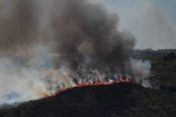 Incendio registrado ayer en Medeiros (Monterrei), en una zona que ya había sufrido otro fuego. (Foto: JAINER BARROS)